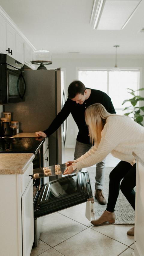 personnes qui tentent de trouver panne sur lave-vaisselle